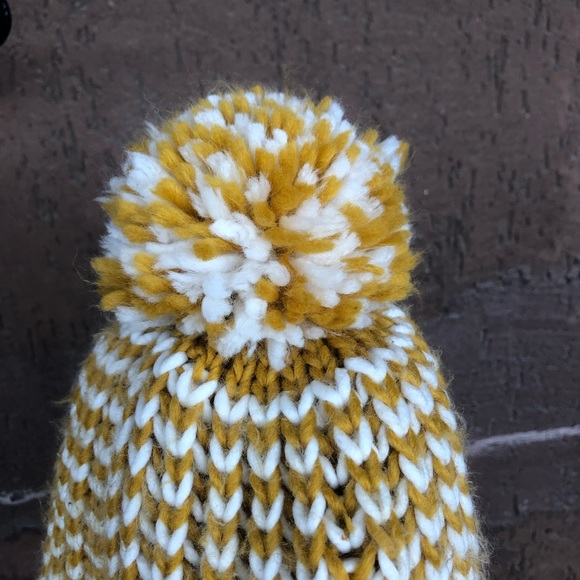 💛 Gold & White Knit Winter Toque - Picture 2 of 2